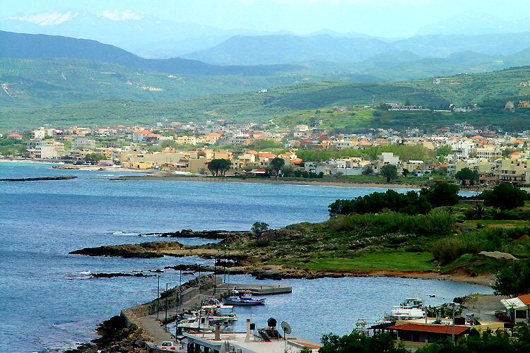 Kastelli Kissamos: View over the marina towards the town